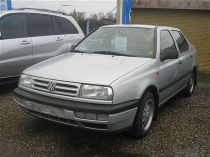 VW vento 1.8i *SOLGT* - billedet taget mens den holdt tilsalg... nye kommer billede 2