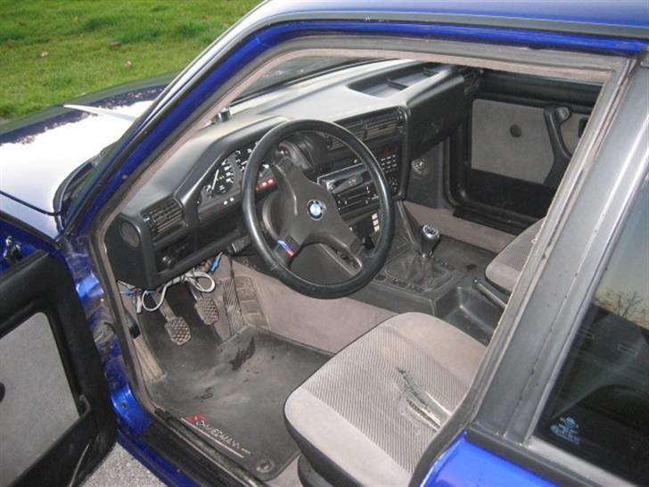 BMW 320I ( SOLGT ) - Ja kabine kunne godt trænge til en skifter. billede 4