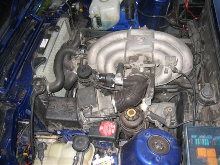 BMW 320I ( SOLGT ) - Bare et billed af motoren. billede 6