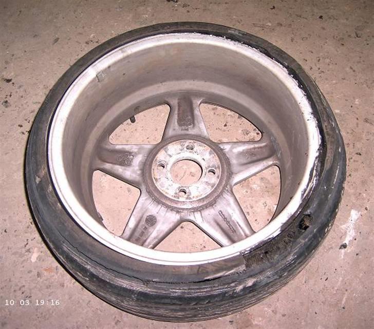 BMW 320I ( SOLGT ) - Ja sådan kan det gå, når man lige vil strække det en dag med at få skiftet dækkene :-( billede 8