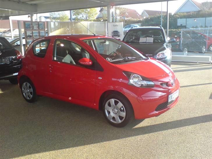 Toyota Aygo + - Da jeg hentede den hos Toyota i Sønderborg. billede 4