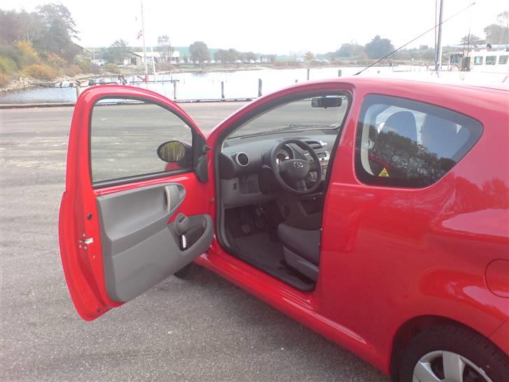 Toyota Aygo + - Fedt at dørene også er lakeret røde indeni! billede 5