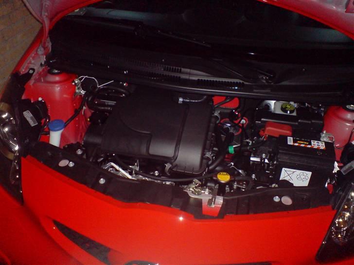 Toyota Aygo + - Her har vi så maskinrummet :) billede 6