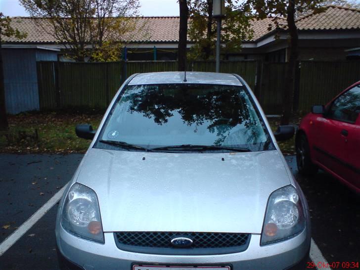 Ford Fiesta - Et af fronten taget i dagslys billede 8