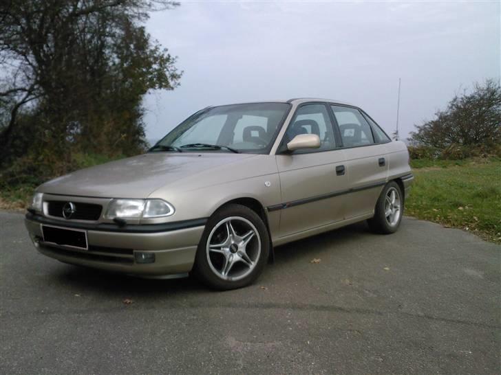 Opel Astra f Sedan (Slogt) - Billede med klart bliklys på siden. billede 10