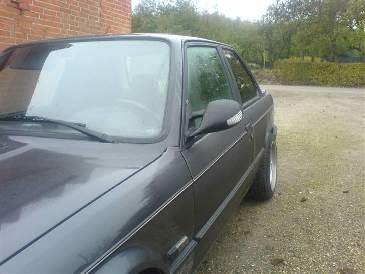BMW 320i S Edition *SOLGT* - M3 spejlene m. blink monteret. Adapteren skulle godt nok tilpasses, og så mangler jeg lige at tilslutte blinkene - Men de sidder da i mindste på dytten nu :-) billede 13