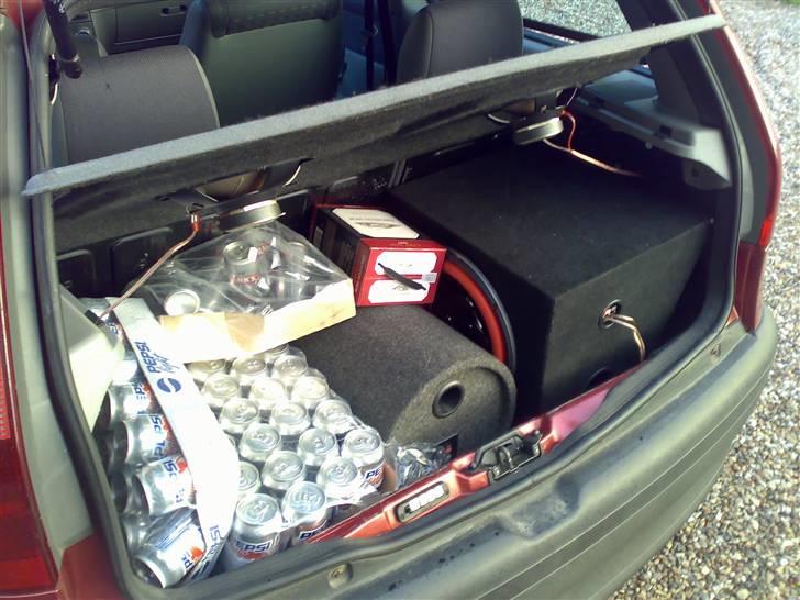 Fiat punto sx R.I.P :( - lige et smut over grænsn. 3 kasser cola. en kas energi drik en boks vin og 2 bas. så er det ikke plads til mere. billede 1