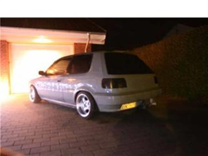 Toyota corolla XLI........ SOLGT - billede efter den er blevet malet har selv malet bilen og har aldrig prøvet at male før  men det gik sku meget godt billede 1