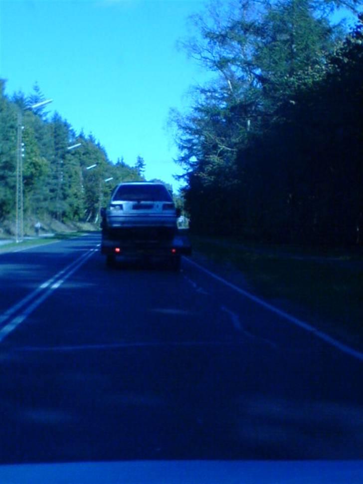 Toyota Corolla XL 1.3 - Død - Det sidste billede jeg har af bilen. Hermed kørt afsted til skrot. Inklusiv et tt farvel til bilen da autobilen var ved at foreulykke lige foran mig. Tror vist chafføren havde drukket en del? billede 14