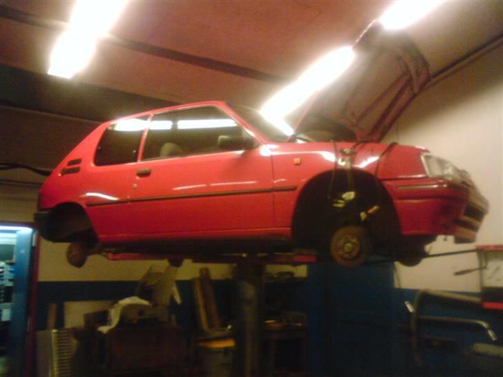 Peugeot 205 Solgt - så nu er projektet gået i gang. den skal laves klar til syn, og skal have lagt en 1.4 xsi i. billede 15