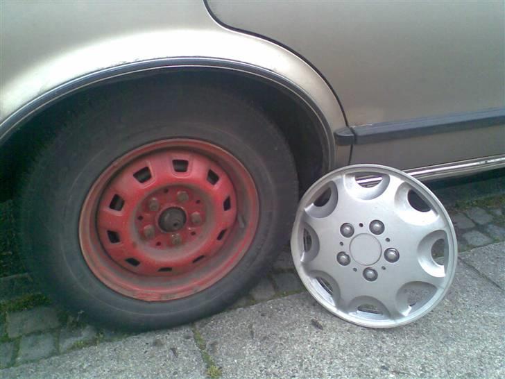 Ford Granada 2,3 - Mine fine røde stålfælge uden navkapsel... ikke noget kønt syn... billede 10