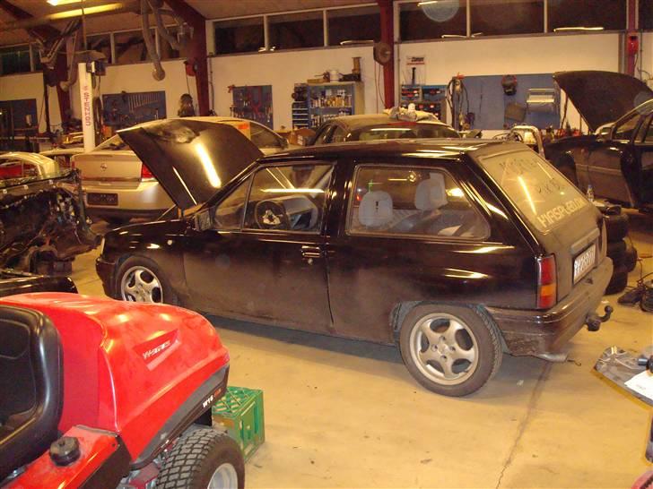 Opel Corsa A *Solgt* - Inde på worksfop. billede 11