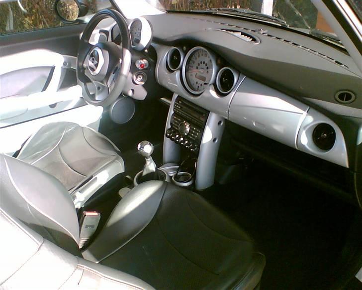 Mini Cooper - et blik ind fra siden. lidt fræk er den da billede 5