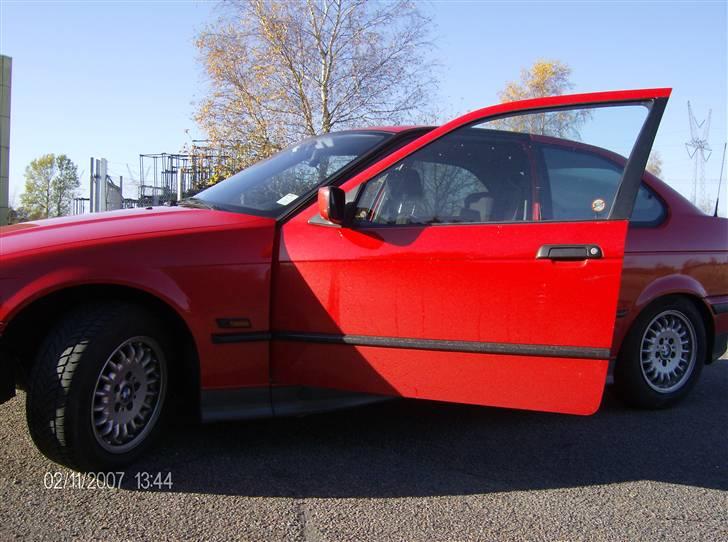 BMW 316 i compact " SOLGT" - Bilen med åbent dør billede 4