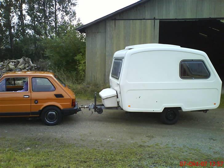 Polski Fiat 126 p "MALUCH" - Maluch med sin campingvogn inden de begge sku i vinterhi billede 18