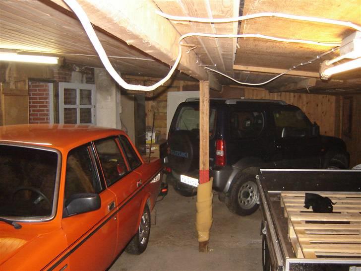 Volvo 144 - min jimny vinterbil i baggrunden billede 4