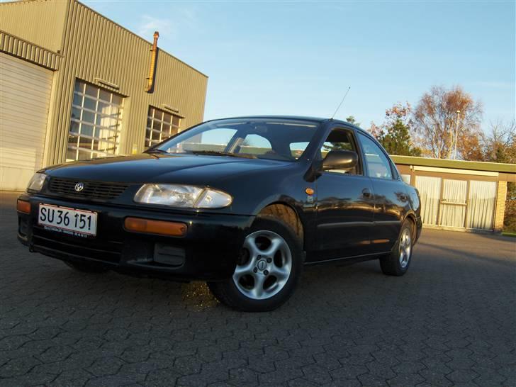 Mazda 323s (TOTALT SKADET) billede 1