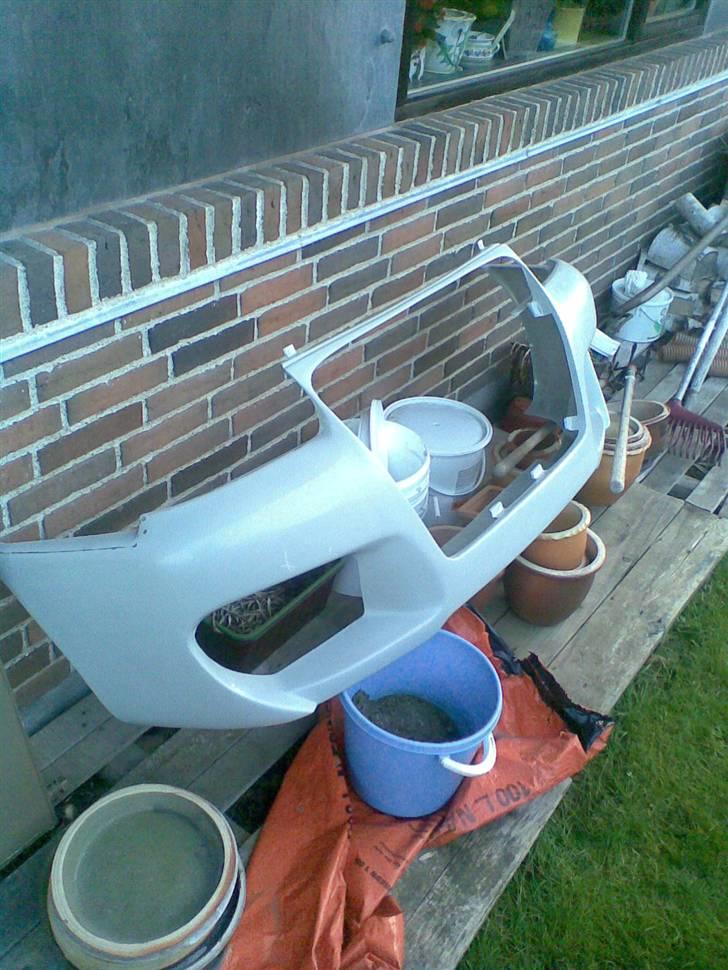 VW Polo 6n byttet med saxo - den nye kofanger :) billede 1