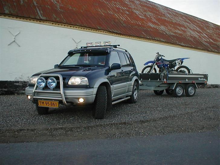 Suzuki Grand Vitara #SOLGT# - Her holder jeg med min "kærer" hvor min yamaha står på, man kan lige ane markeringslysene på "kæren" hehe billede 13