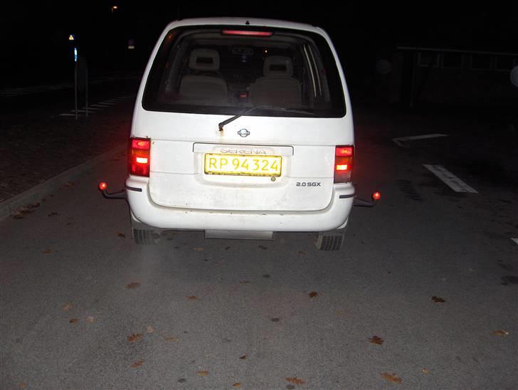 Nissan serena 2,0 sgx vintervogn - ja der ska jo være slingerlamper når de 126hk sender baghjulene rundt hehe billede 11
