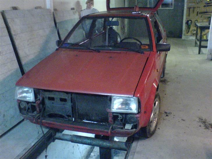 Nissan Micra k 10 Projekt solgt! - her er min micra uden fronten. den er nemlig pillet af, fordi det skal males ligesom siderne billede 1