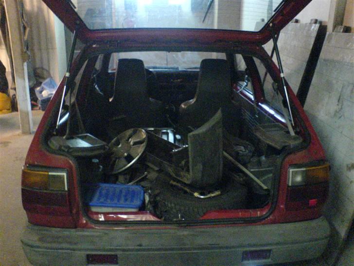 Nissan Micra k 10 Projekt solgt! - skulle lige samle alle tingene sammen fordi der skulle en båd ind i garagen. så det blev lige bag i bilen billede 6
