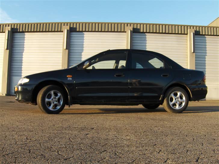 Mazda 323s (TOTALT SKADET) billede 2