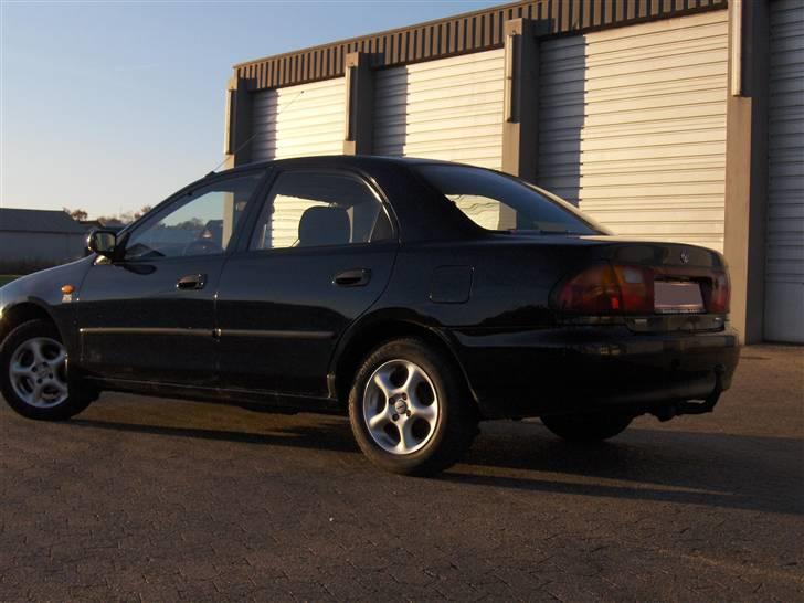 Mazda 323s (TOTALT SKADET) billede 4