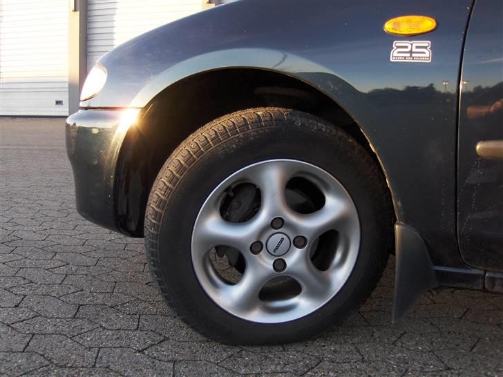 Mazda 323s (TOTALT SKADET) billede 6