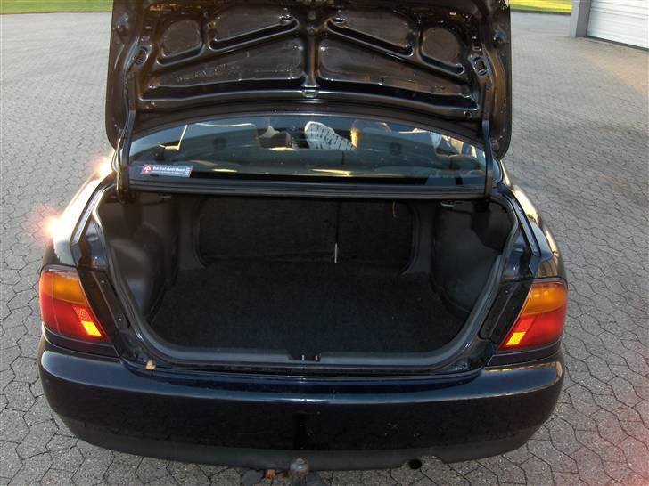 Mazda 323s (TOTALT SKADET) billede 8