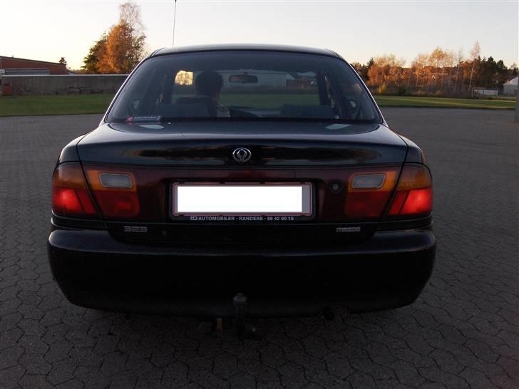 Mazda 323s (TOTALT SKADET) billede 9