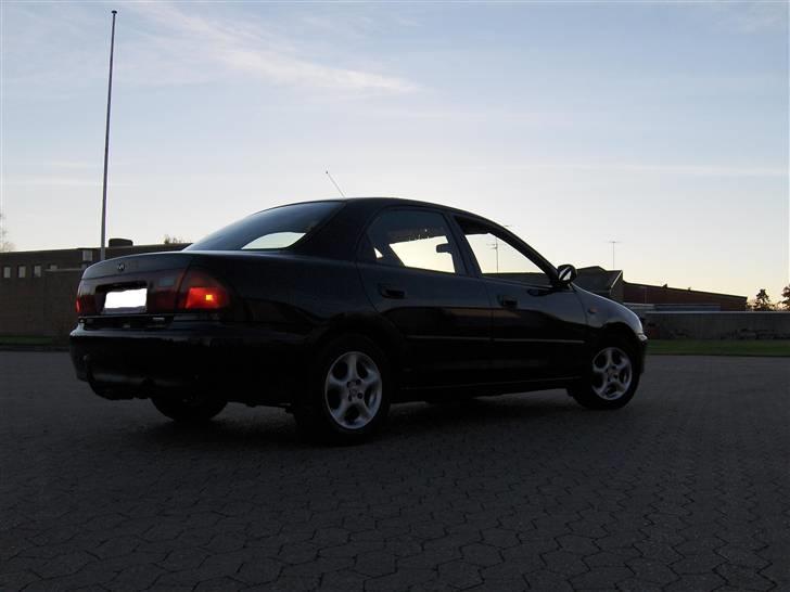 Mazda 323s (TOTALT SKADET) billede 10