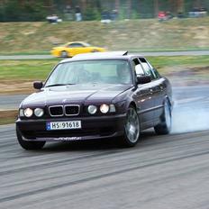 BMW E34 550 TURBO. 1249HK