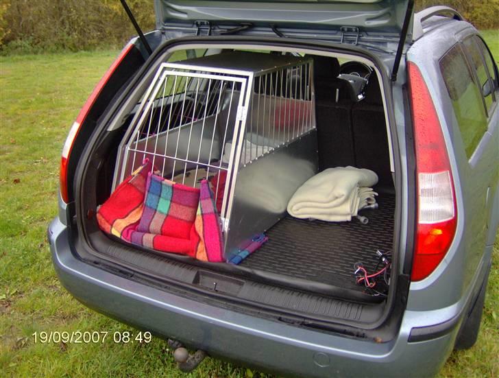 Ford Mondeo Stc. Solgt. - Det er så det special lavede bur til hunden... billede 2