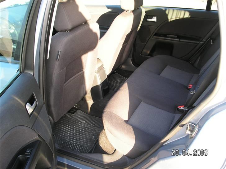 Ford Mondeo Stc. Solgt. - Pæn ser den jo ud på bagsædet... billede 3
