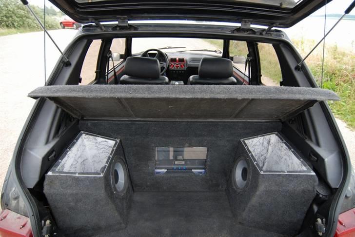 Peugeot 205 GTi        solgt - Mit anlæg, med blåt diode lys ved forstærker og inden i høltalerne. Ser super fedt ud. billede 8