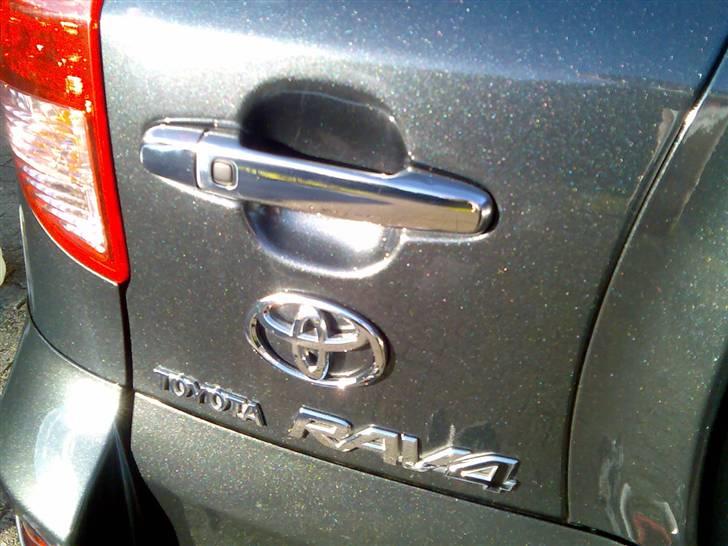 Toyota   RAV4 D-CAT - Krom - selv på håndtagene ved bagklap billede 2