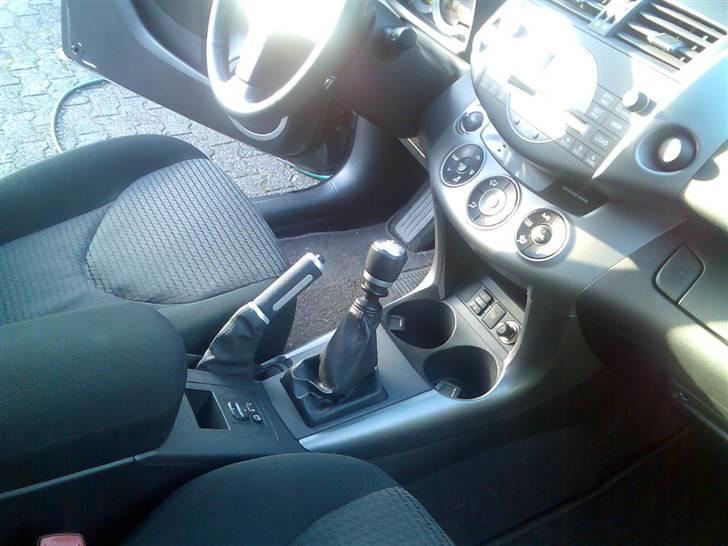 Toyota   RAV4 D-CAT - TTE håndbremsegreb - og det fede interiør... billede 8