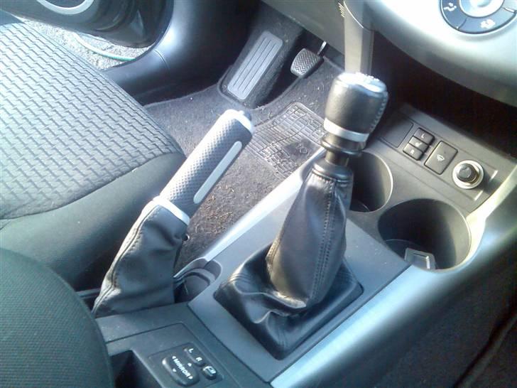 Toyota   RAV4 D-CAT - TTE håndbremsegreb - det er dejligt! billede 9
