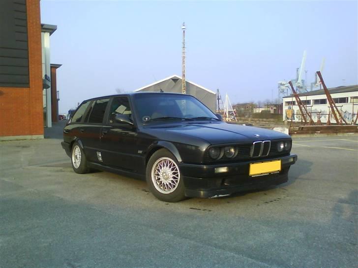BMW 320i Touring E30 *SOLGT* - Der mangler desværre lige underlæben, den røg af da den sku på fejeblad. billede 1
