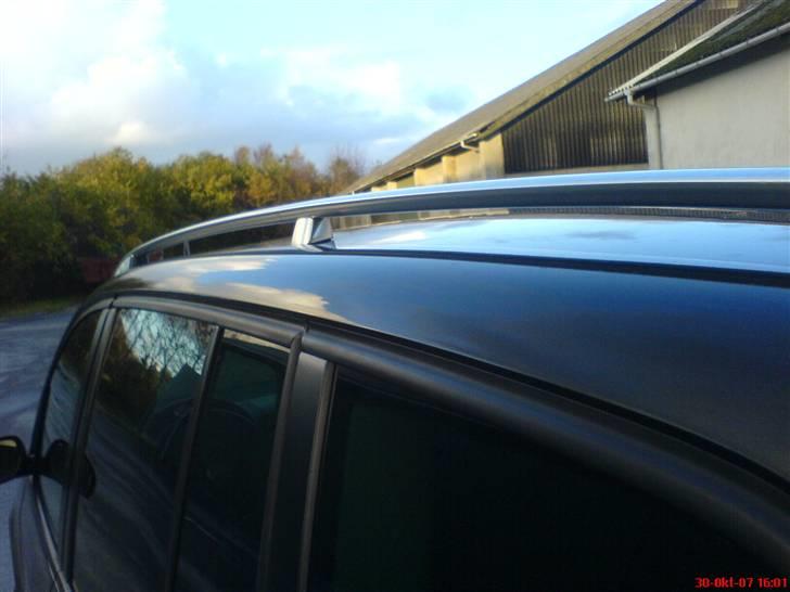 VW Touran ~ Highline 5p. - Krom rails... dem får jeg aldrig brugt, så de er sgu kun til pynt;) billede 4