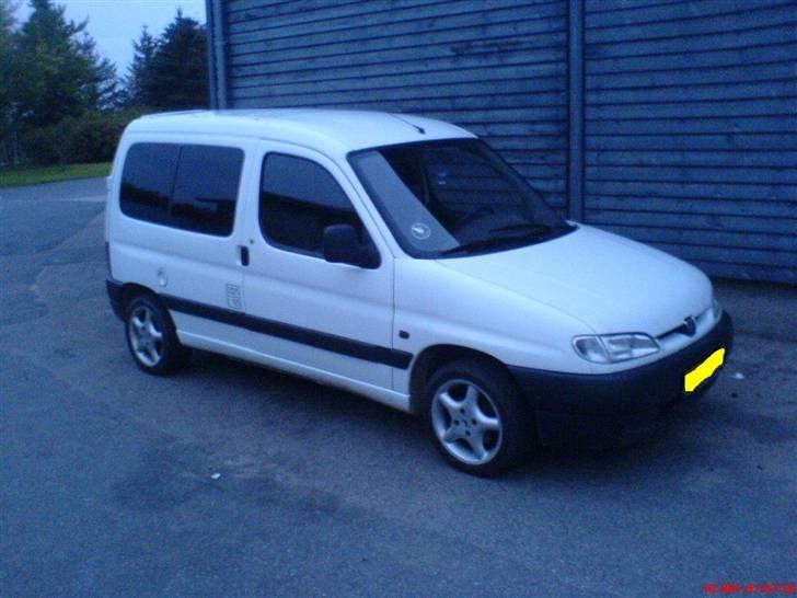 Peugeot Partner. Total skadet billede 11