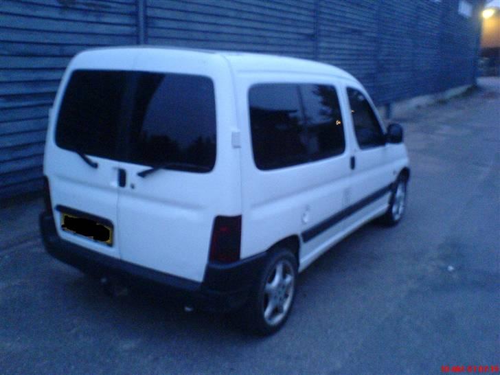 Peugeot Partner. Total skadet billede 12