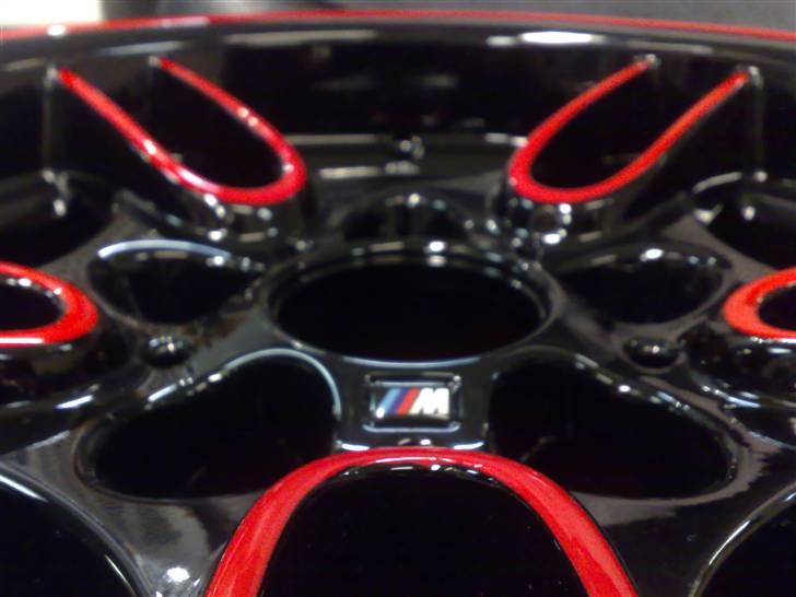 BMW M5 ///MPower (Solgt) - Yes sir.. Sort og rødt vinterhjul i 17´.. Det kan vi lide.. Tjek store billeder ind på mit galleri.. billede 15