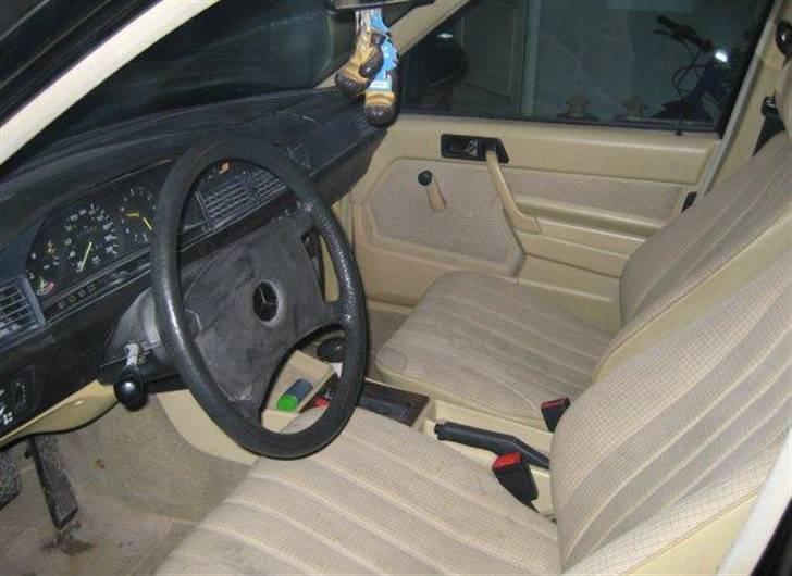 Mercedes Benz E190 *SOLGT* - Skal måske lige gøres rent billede 4