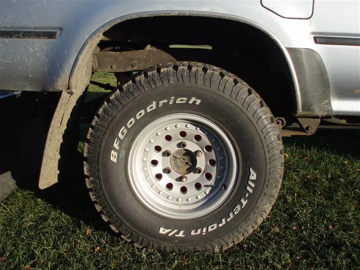 Toyota Hilux turbo intercooler - To nye bagdæk og nymalede fælge billede 4