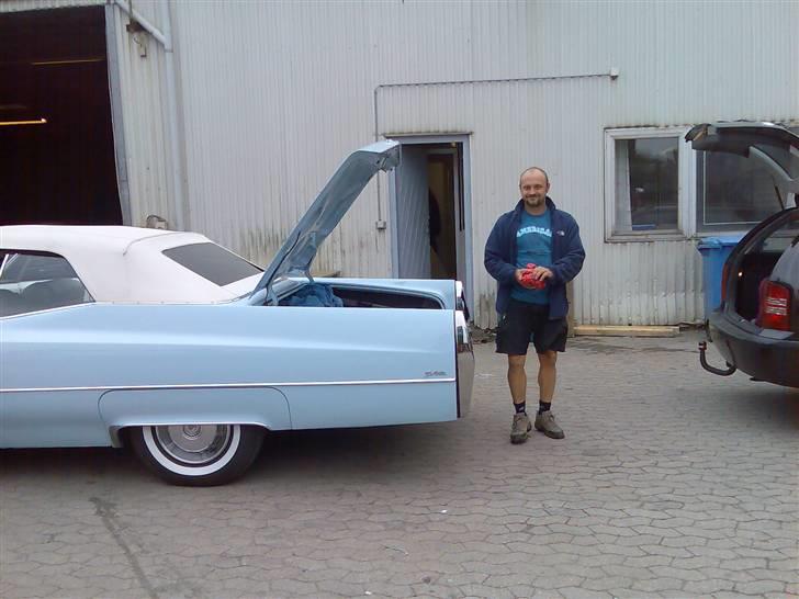 Cadillac De Ville Cabriolet - Her er vi i Århus for at hente den hjem. 2 mdr. ventetid er slut. billede 1
