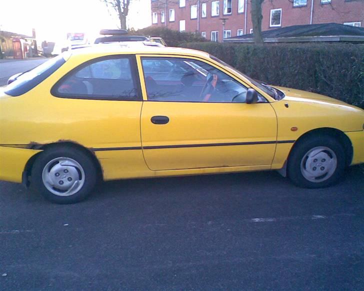 Hyundai Accent   ****DØD**** - Som i kan se her på bag kofangeren er der kommet rust og sådan er den oxo på den anden side det skal lavet! billede 1