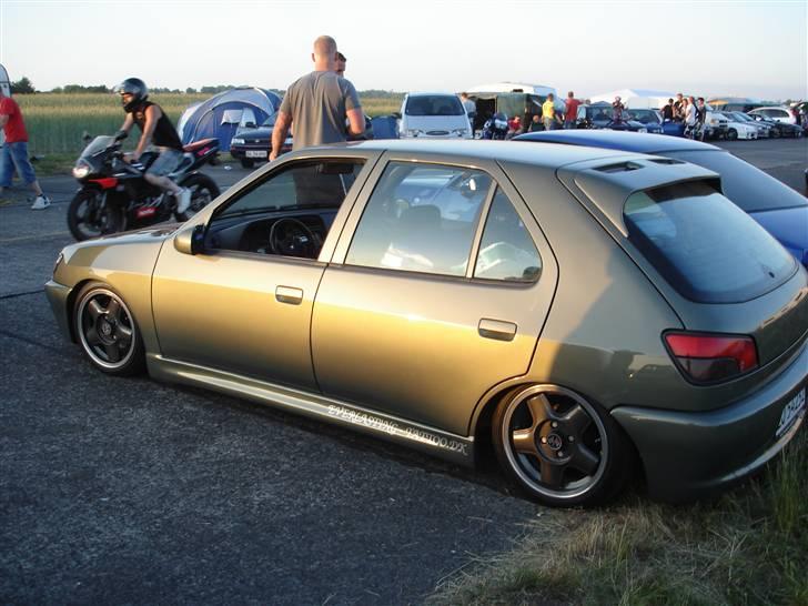 Peugeot 306  - lige ankommet til dhb fredag aften... den står nu meget godt der i solen :) billede 11