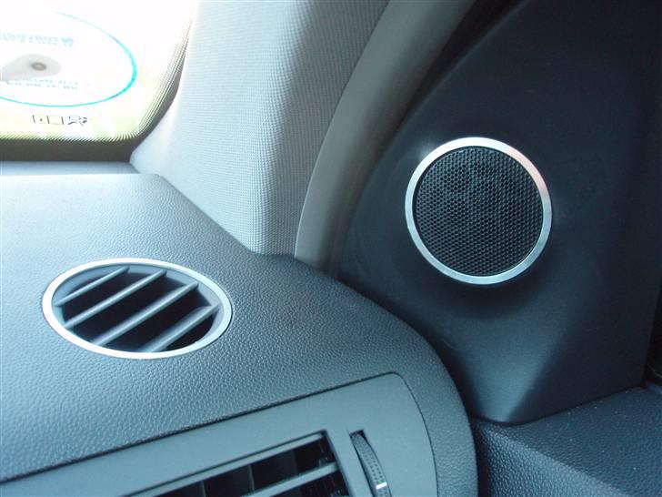 Opel Astra H Wagon - Kromringene omkring luftdyse og højttaler. billede 13